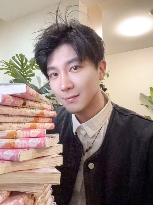 【画像】BL漫画家、素顔を公開！誰も予想できない見た目で草ｗｗｗｗ