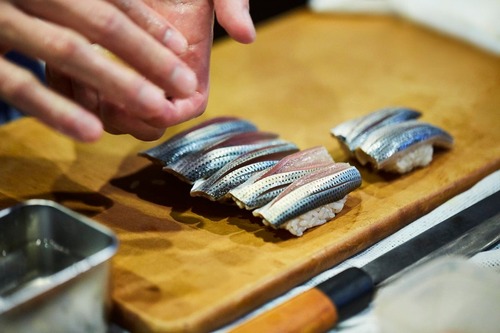 【悲報】人気寿司店、バカ親のせいで「小学生以下、お断り」に踏み切るｗｗｗｗ