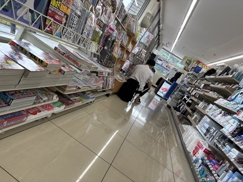 【悲報】外国人、ポケモンカードを買うためにコンビニで折りたたみ椅子に座って待機するｗｗｗｗ