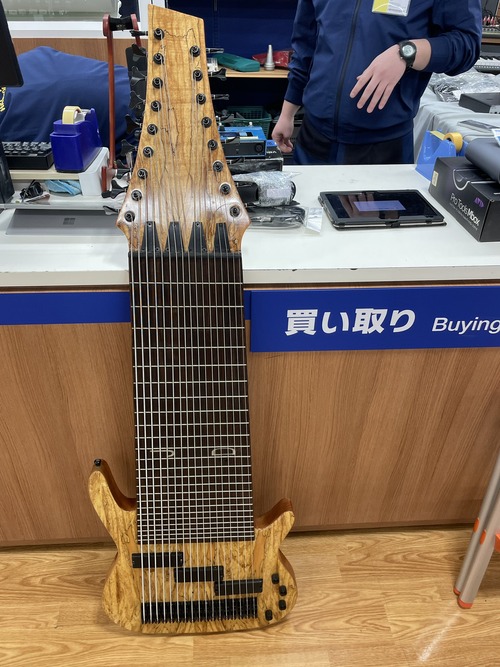 【画像】ベーシスト「八王子のハードオフに17弦ベース置いてきた。欲しい人はぜひ」