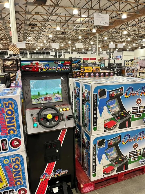 【画像】コストコで「アウトラン」のアーケード筐体が約6万円で売られているのが発見されるｗｗｗｗ