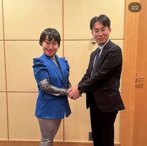 【画像】モノマネ芸人さん、一線を超えて叩かれてしまうｗｗｗｗ