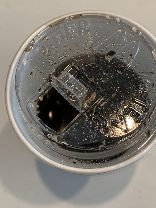 【悲報】マックの飲み物のフタ、なんかまた飲みにくくなるｗｗｗｗ