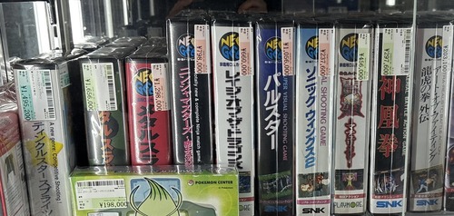 【画像】NEOGEO中古ソフト、相場が限界突破。もはや棚1列だけで小さい中古車屋並みの総額にｗｗｗｗ