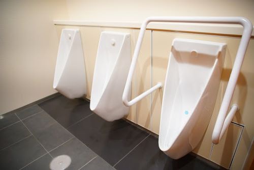 【悲報】最近の小便器、明らかに「角度」がおかしいｗｗｗｗ