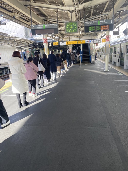 【悲報】東京都民さん、エスカレーターの片側だけに大行列を作ってしまうｗｗｗｗ