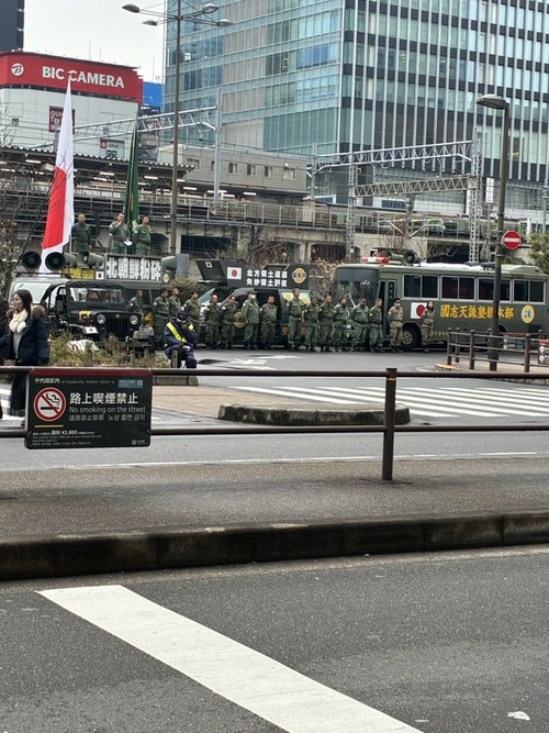 【画像】秋葉原、お腹ポッコリおじさんの集団が集結するｗｗｗｗ