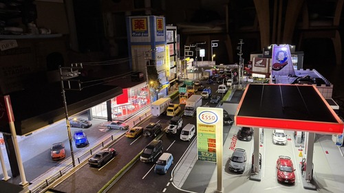 【画像】ミニチュアガチ勢、「ハローマックのある街並み」を作成する。ガチで凄くて草ｗｗｗｗ