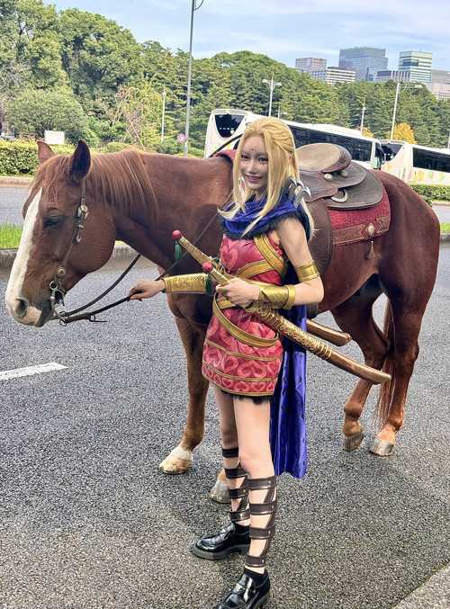 【画像】明日花キララさん、コスプレのために馬を連れてくる→その馬の顔が話題にｗｗｗｗ