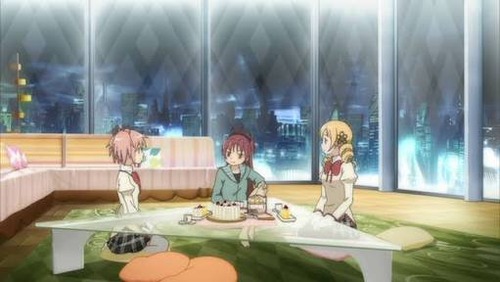 【画像】この部屋のガラスの三角テーブル、いくらなんでも鋭角過ぎるｗｗｗｗ