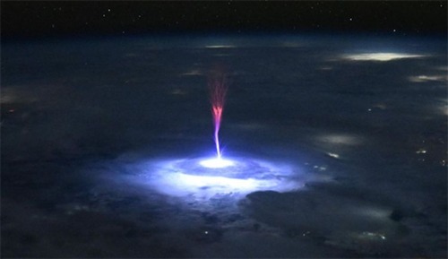 【画像】ISSから不気味な現象が撮影される。地球終わったわ…