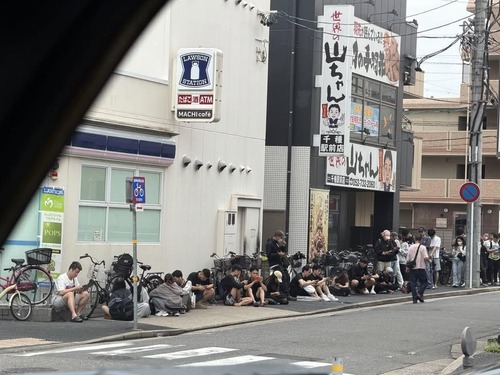 【画像】日本人、全国のコンビニに朝から大行列を作るｗｗｗｗｗ