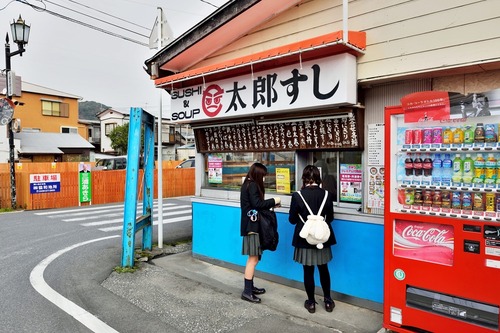 【画像】久留里JKが学校帰りに食べるファストフード、最高過ぎるｗｗｗｗ