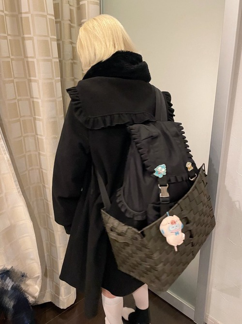 【画像】アイドル、「荷物置き」を背負って帰ってきてしまうｗｗｗｗ