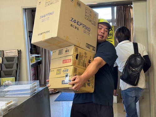 【画像】元迷惑系YouTuber、この量の物資を軽々運ぶパワーを持っていたｗｗｗｗ