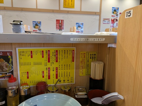 【画像】ラーメン屋「ティッシュは頭上にあります↑」俺「頭上ってどこだよ？」→結果ｗｗｗｗ