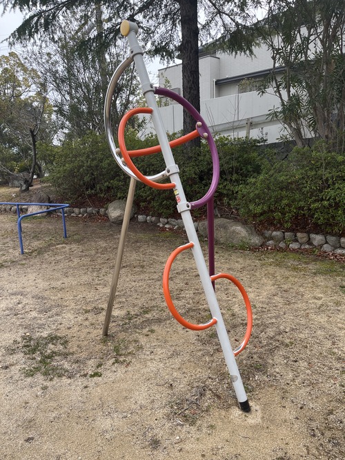 【画像】遊び方が謎すぎる「遊具」、見つかる…これどうすればいいんだ…？