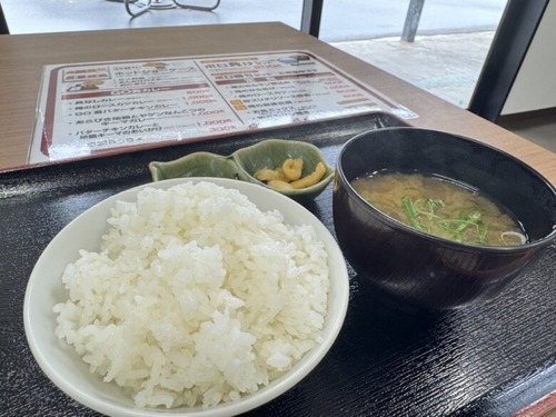 【画像】ギャンブルに負けても食べられるボロ負けセット、ガチで安いｗｗｗｗ