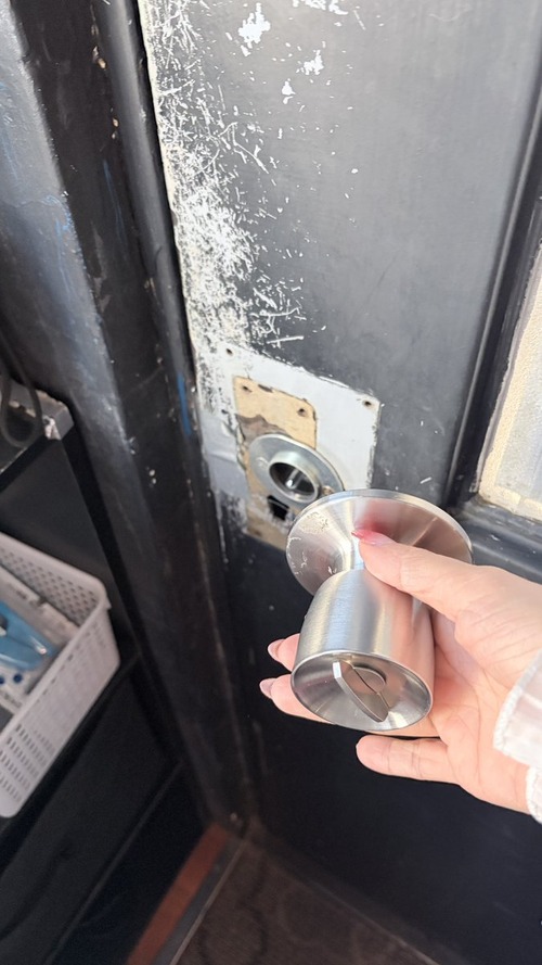 【悲報】アイドル、ドアノブが取れて詰む「誰か扉開けてください」→無事救出されるｗｗｗｗ