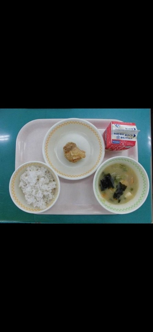 【悲報】「例の学校給食」と「議員様の食事」を比較した結果ｗｗｗｗ