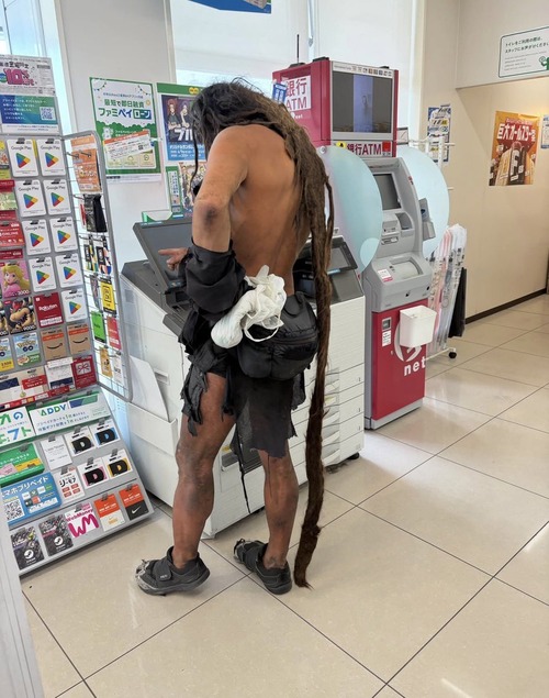 【悲報】キリストみたいな人がコンビニに来店ｗｗｗｗｗのサムネイル