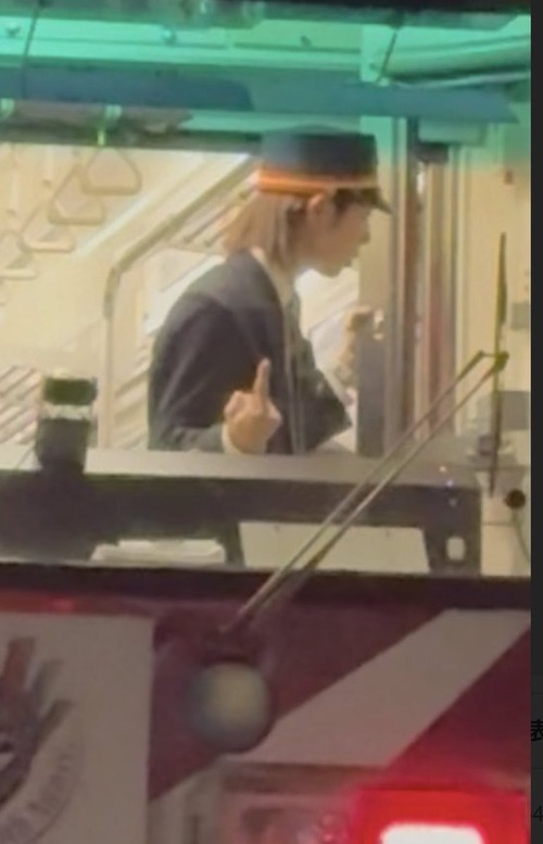 【悲報】撮り鉄に中指を立てた車掌、晒されて大炎上してしまうｗｗｗｗ