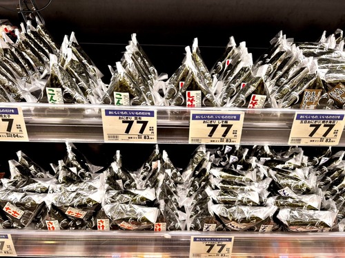 【画像】アニメアイコン、激安スーパーのおにぎりの変貌っぷりに泣いてしまうｗｗｗｗ