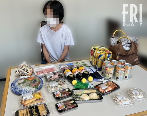 【画像】万引きBBA、盗みすぎだろと話題に。どこに隠してたのｗｗｗｗｗ