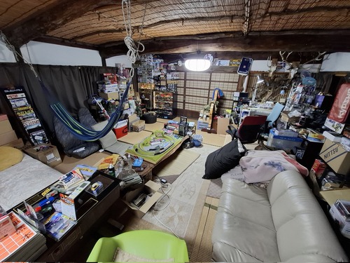 【画像】山奥に住むオタク「これが27歳独身男性の家です」←滅茶苦茶楽しそうで草ｗｗｗｗ