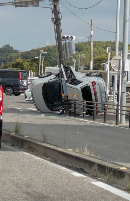 【悲報】三菱デリカ、事故で見るも無残な状態になる…