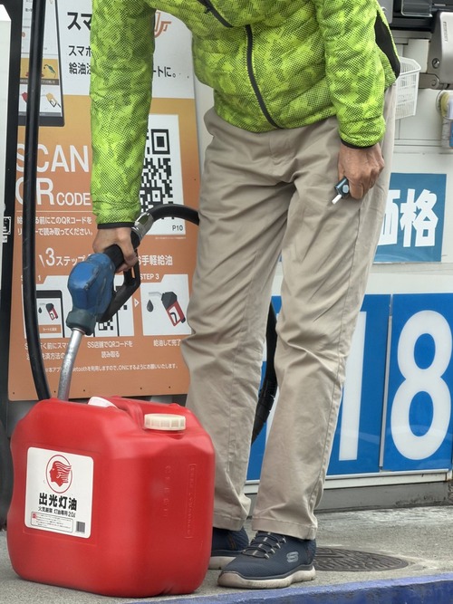 【悲報】喫煙者さん、タバコを吸いながら給油して炎上ｗｗｗｗｗ