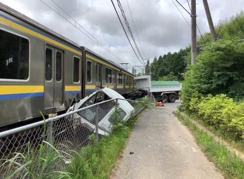 【悲報】電車と衝突したトラック、首が取れる…