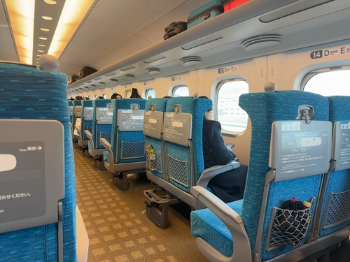 【画像】サラリーマン、新幹線の座り方が予想外すぎて晒されるｗｗｗｗ