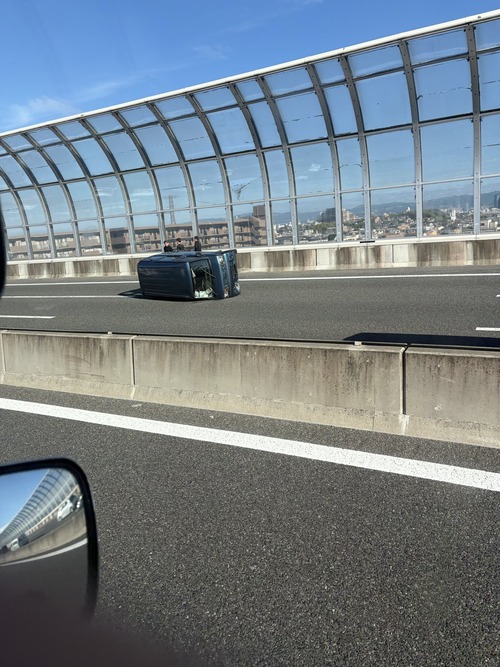 【悲報】軽自動車くん、ハデに転ぶｗｗｗｗ