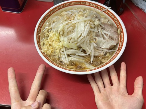 【画像】人生初ラーメン二郎に行ったツイ民、違和感を覚える写真を投稿するｗｗｗｗ