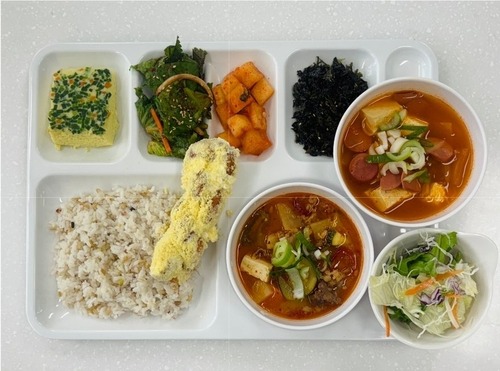 【画像】最近の高校給食、オシャレで美味そうで超豪華で草ｗｗｗｗ