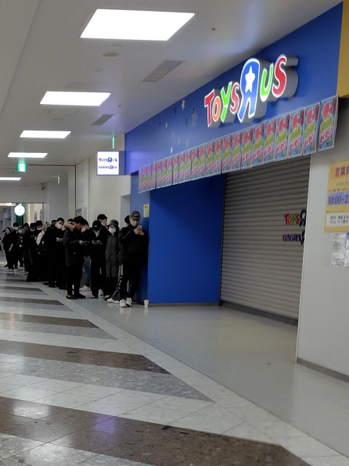 【画像】ポケカ発売日のトイザらス、「黒の組織」に占拠されるｗｗｗｗ