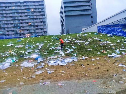 【画像】花火大会翌日の河川敷、とんでもないことになってて草ｗｗｗｗ