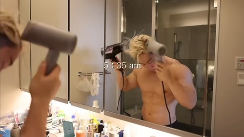 【画像】大人気YouTuber、髪の乾かし方が凄いｗｗｗｗ