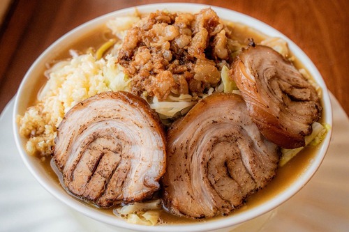 【画像】ガーナで二郎系ラーメン屋で開店→大統領が訪れるも予想外の注文でめっちゃ通の食べ方みたいになるｗｗｗｗ