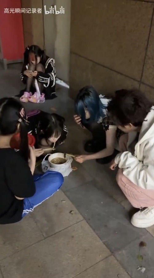 【画像】中国版トー横女子、顔面レベルが高いｗｗｗｗ