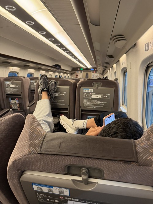 【悲報】外人、日本の新幹線での態度が悪くて大炎上するｗｗｗｗ