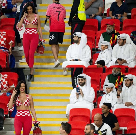 【悲報】サッカー観戦中のイスラム教徒、『水着の外人サポーター』に我慢できずﾊﾟｼｬﾘ → バズって言い訳してしまうｗｗｗｗ