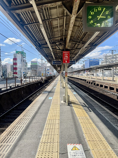 【画像】クッソ狭い「駅のホーム」、見つかるｗｗｗｗ
