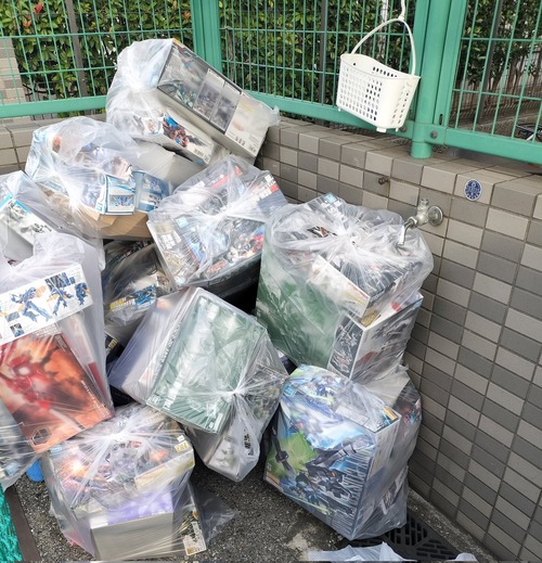 【画像】ガンプラの箱が大量にゴミに出されているゴミ捨て場が発見される。マニアの断捨離か？ｗｗｗｗ