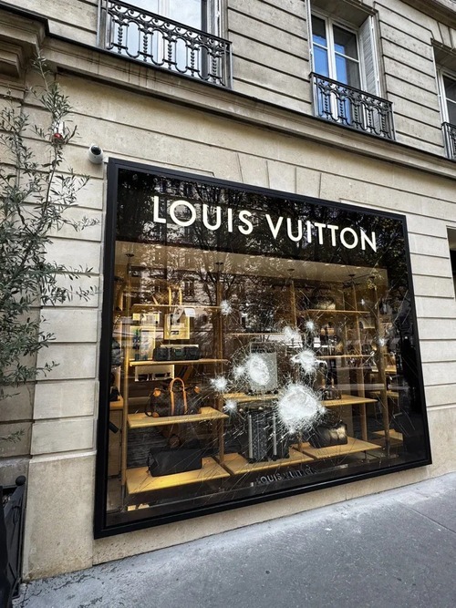 【悲報】フランスの暴徒、ハイブランド店を襲撃するも失敗に終わるｗｗｗｗ