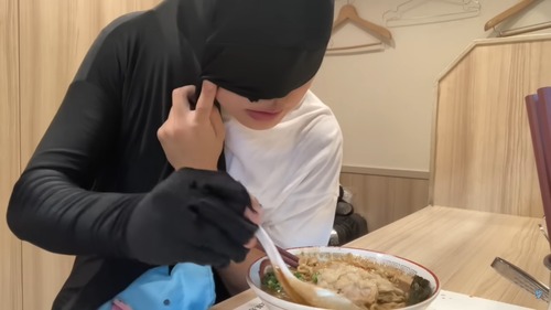 【悲報】人気YouTuber、ラーメンの食べ方が独特すぎるｗｗｗｗ
