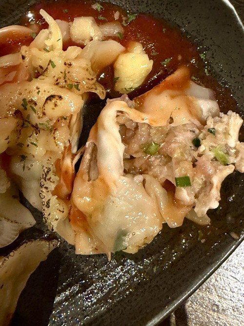 【悲報】歌舞伎町の餃子屋、どう見ても生焼けの餃子を提供してしまうｗｗｗｗ