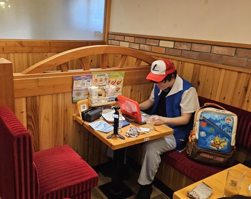 【画像】ポケモンのサトシ、コメダで仕事してて草ｗｗｗｗ