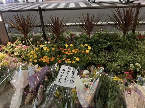 【悲報】安倍元首相の献花台、不謹慎すぎる煽り手紙を置かれてしまうｗｗｗｗｗｗｗ